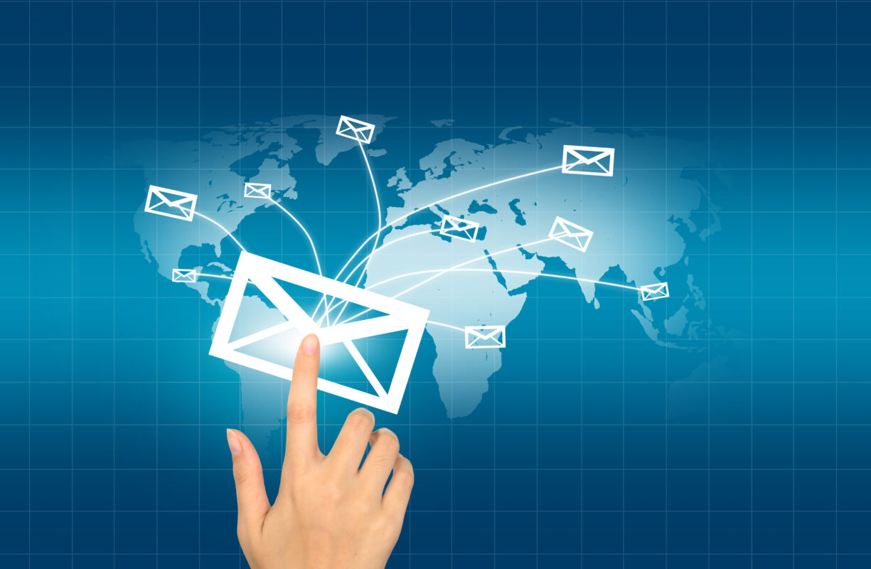 Email Marketing là phương pháp truyền thông, quảng cáo bằng cách gửi các Email tiếp thị sản phẩm, dịch vụ tới hàng loạt khách hàng tiềm năng của doanh nghiệp