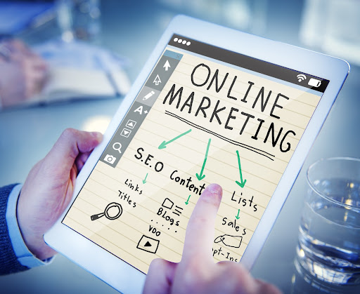 Digital Marketing sử dụng các thiết bị điện tử hay kết nối internet để quảng bá, tiếp thị.
